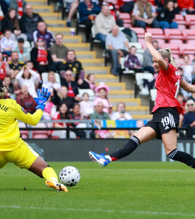 Brighton&Hove-Torfrau Chiamaka Nnadozie pariert einen Schuss von Lea Schüller (Manchester United)