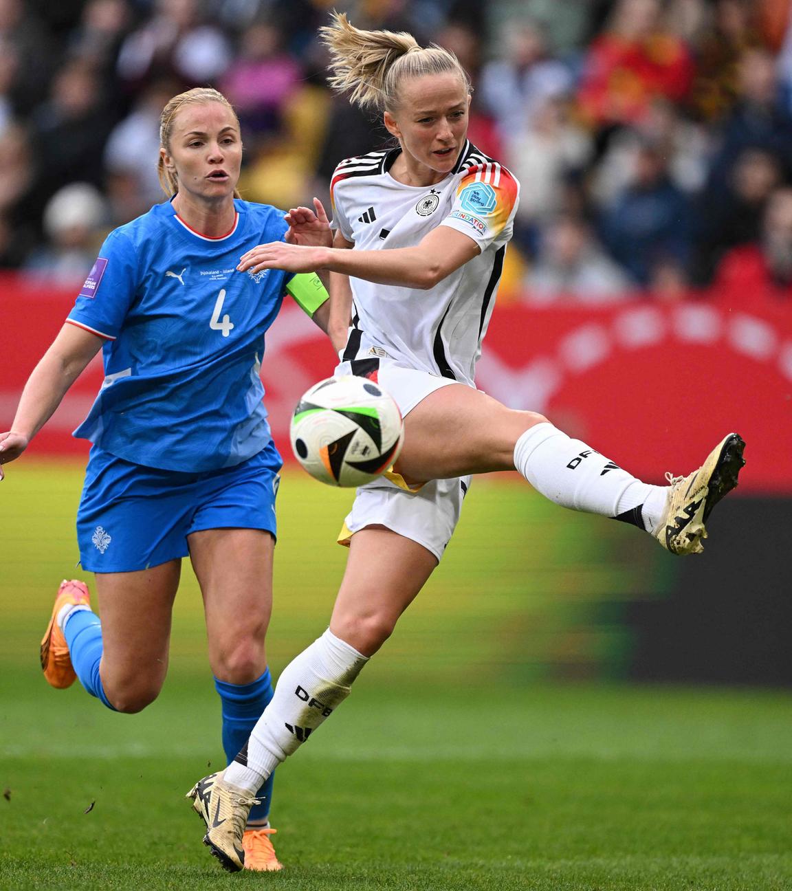 Nationalspielerin Lea Schüller spielt den Ball.