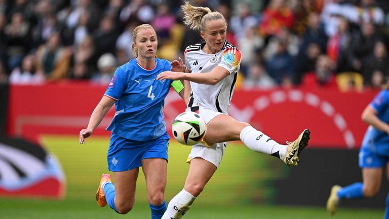 Nationalspielerin Lea Schüller spielt den Ball.