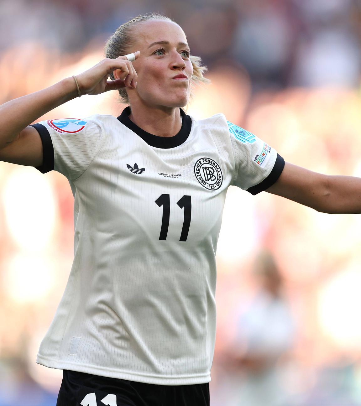 Lea Schuller feiert ihren Treffer zum 2:1-Sieg der deutschen Frauen gegen die dänischen Frauen.