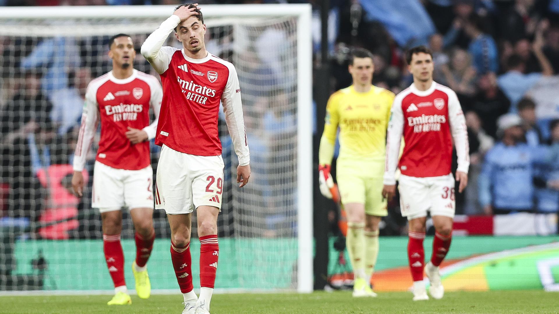 Kai Havertz vom FC Arsenal geht im Finale des League Cups gegen Manchester City nach einem Gegentor enttäuscht zur Mittellinie.