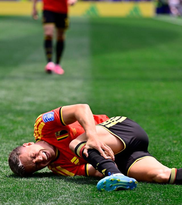 Der belgische Nationalspieler Leandro Trossard liegt bei der WM-Partie gegen Iran nach einem Foul auf dem Boden