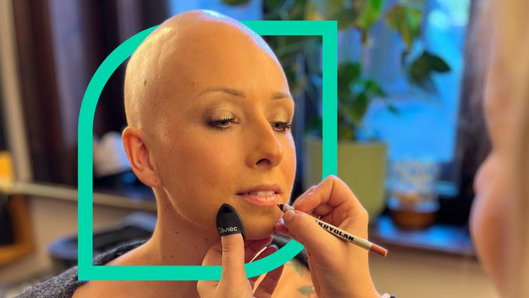 Frau wird geschminkt