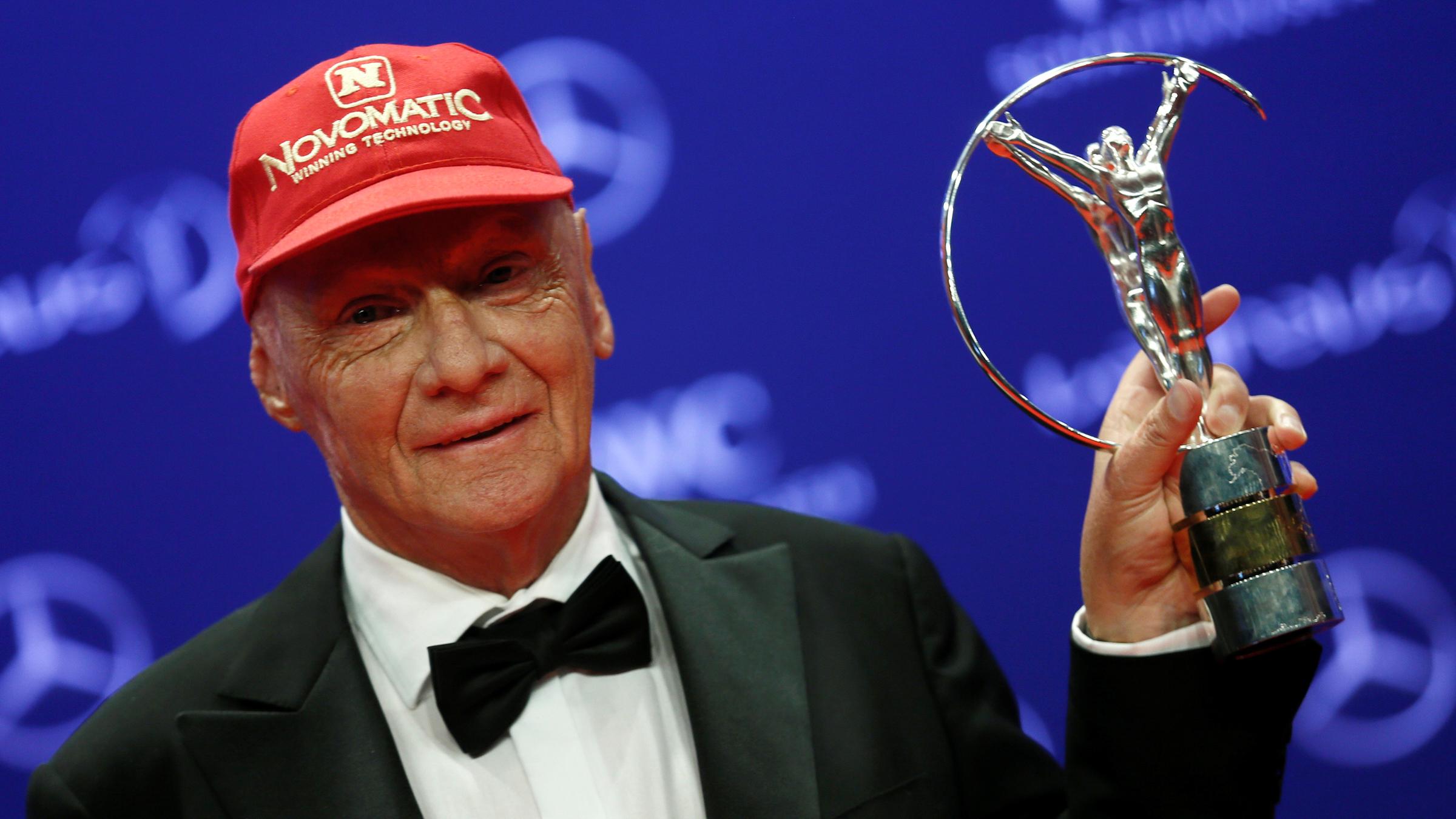 Niki Lauda im Jahr 2016 mit seiner Trophäe bei den Laureus World Sports Awards