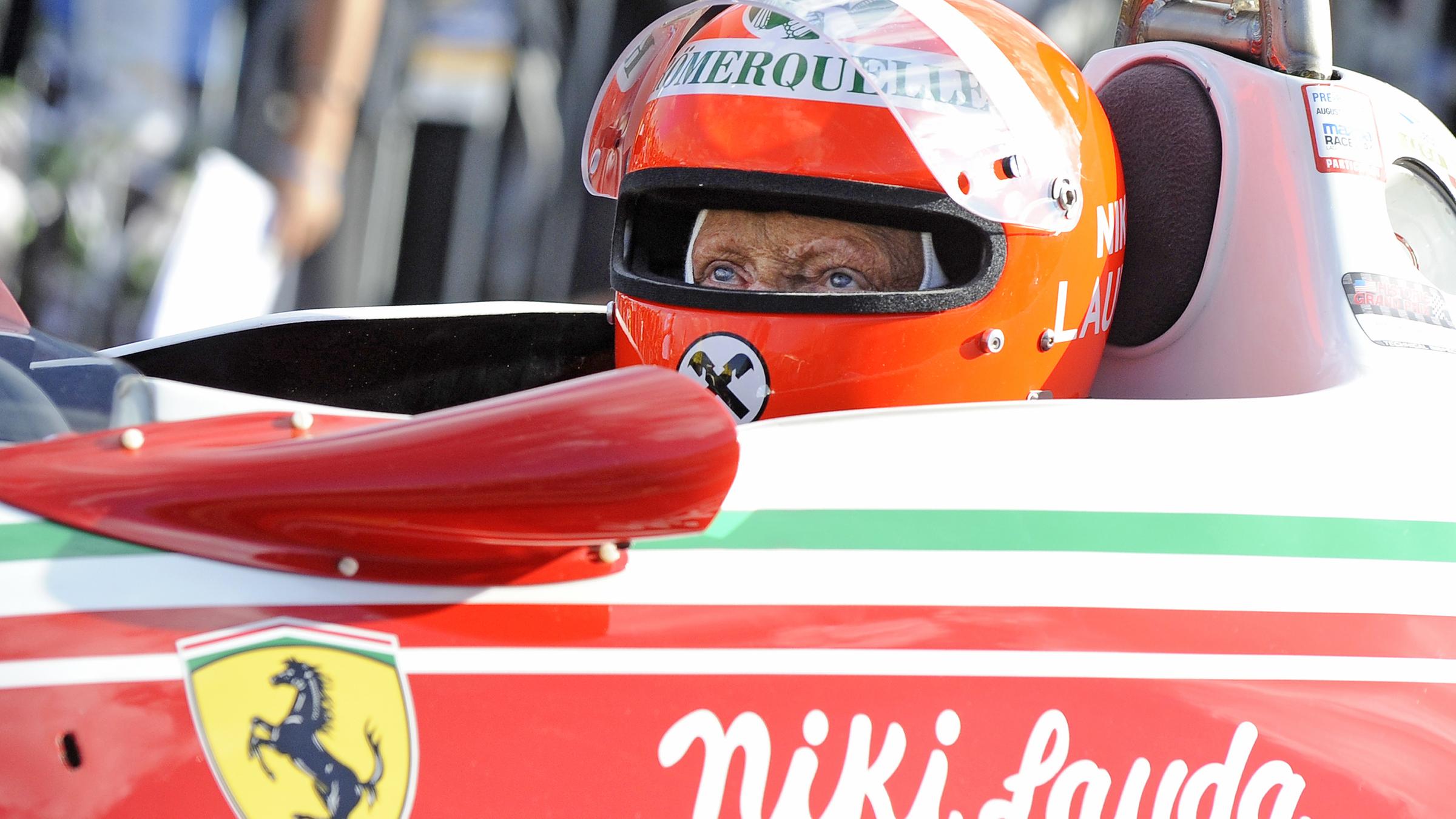 Niki Lauda im Cockpit eines Rennwagens während eines Legendenrennens in Spielberg im Jahr 2014
