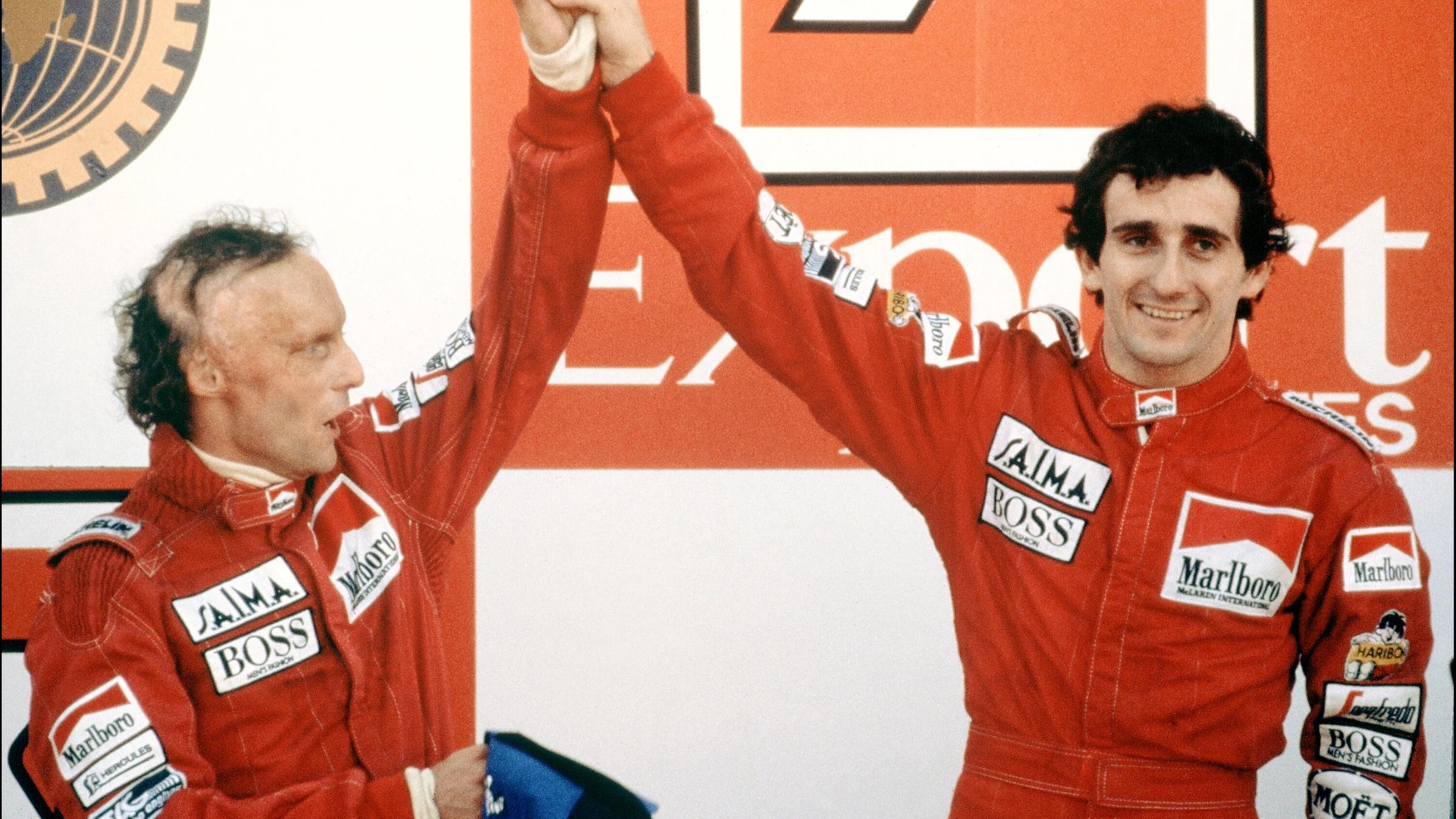 Niki Lauda (r.) und Alain Prost jubeln zusammen nach dem Großen Preis von Portugal im Jahr 1984