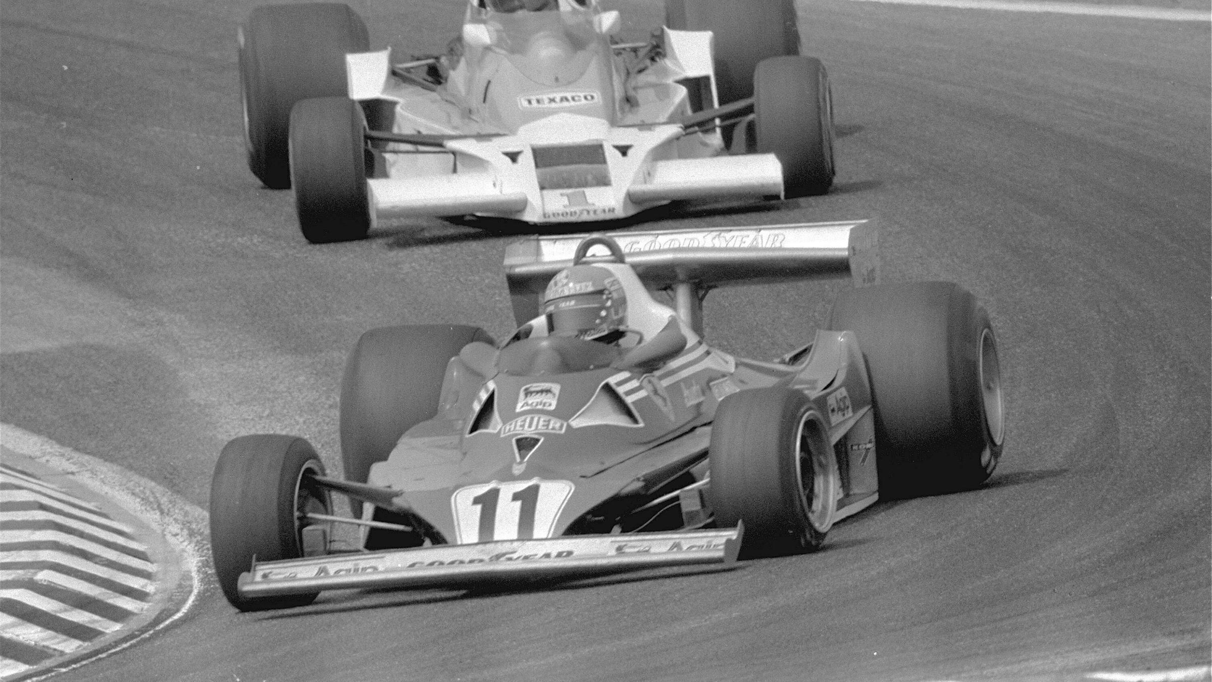 Niki Lauda in seinem Ferrari 1977 auf dem Hockenheimring, vor dem Mclaren von James Hunt 