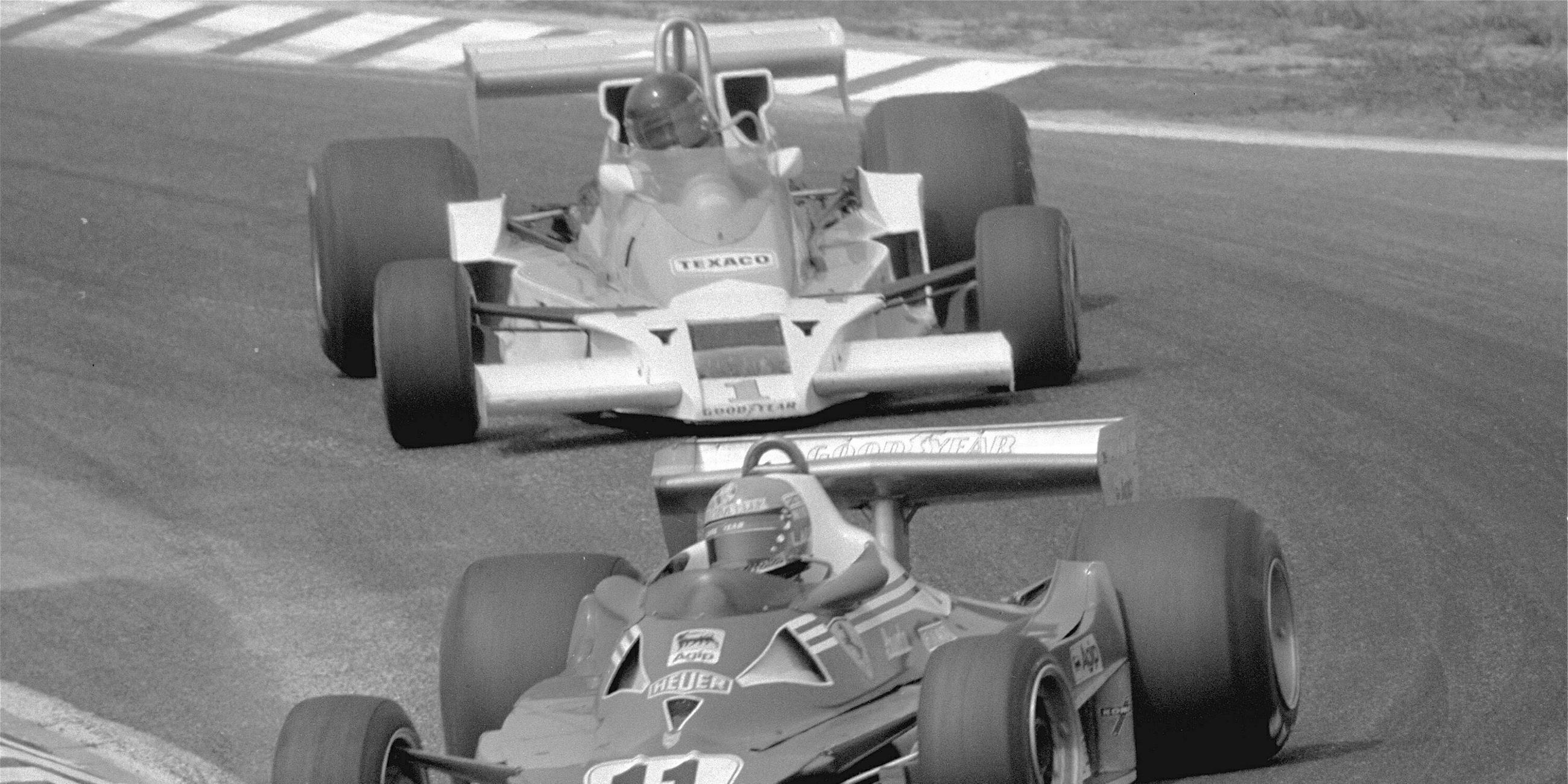 Niki Lauda in seinem Ferrari 1977 auf dem Hockenheimring, vor dem Mclaren von James Hunt 