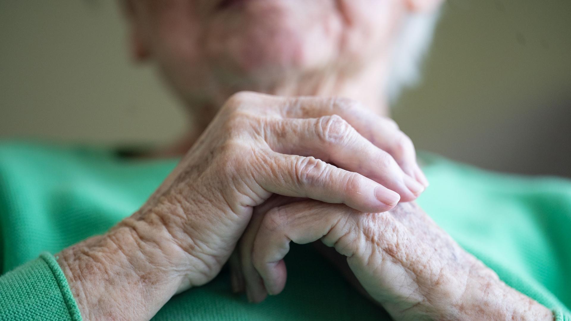 Die Hände einer älteren Person.