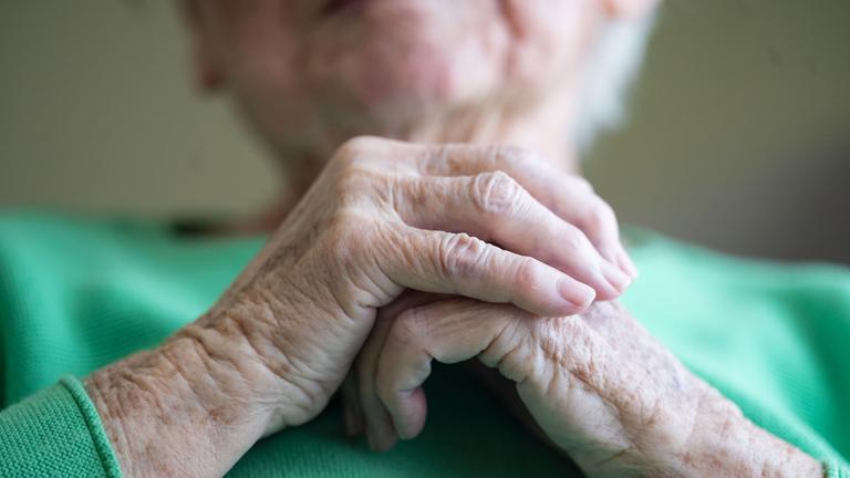 Die Hände einer älteren Person.