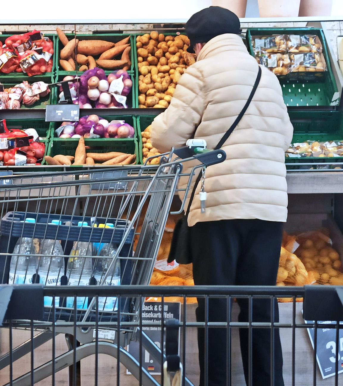 Frau beim Einkaufen in der Obst-und Gemüseabteilung