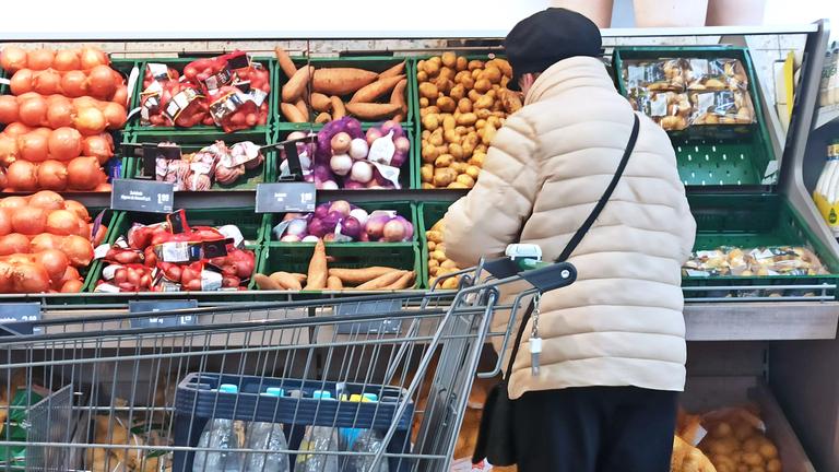 Frau beim Einkaufen in der Obst-und Gemüseabteilung