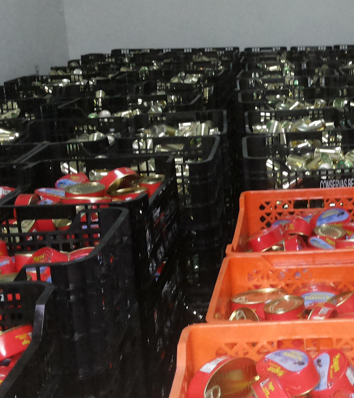 Beschlagnahmte Sardinenbüchsen mit altem Fisch neu verpackt