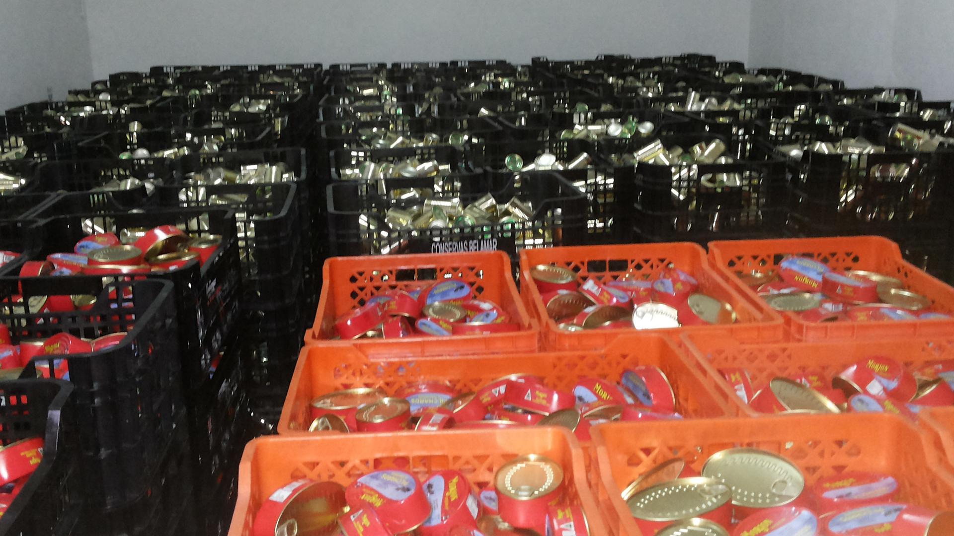 Beschlagnahmte Sardinenbüchsen mit altem Fisch neu verpackt