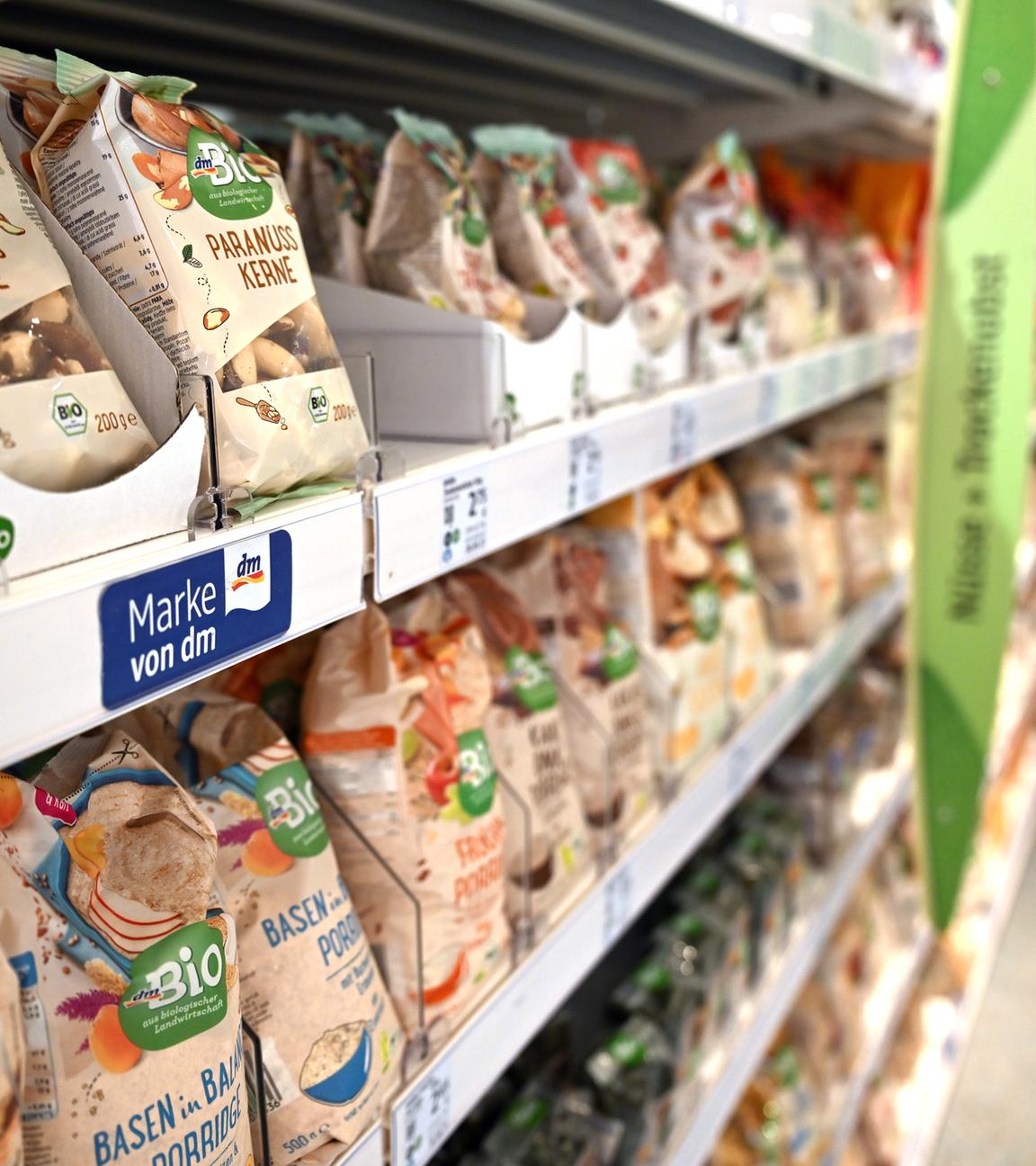 Lebensmittel stehen in einem Regal in einem dm-Drogeriemarkt