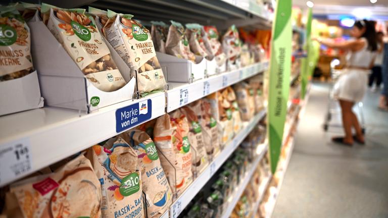 Lebensmittel stehen in einem Regal in einem dm-Drogeriemarkt