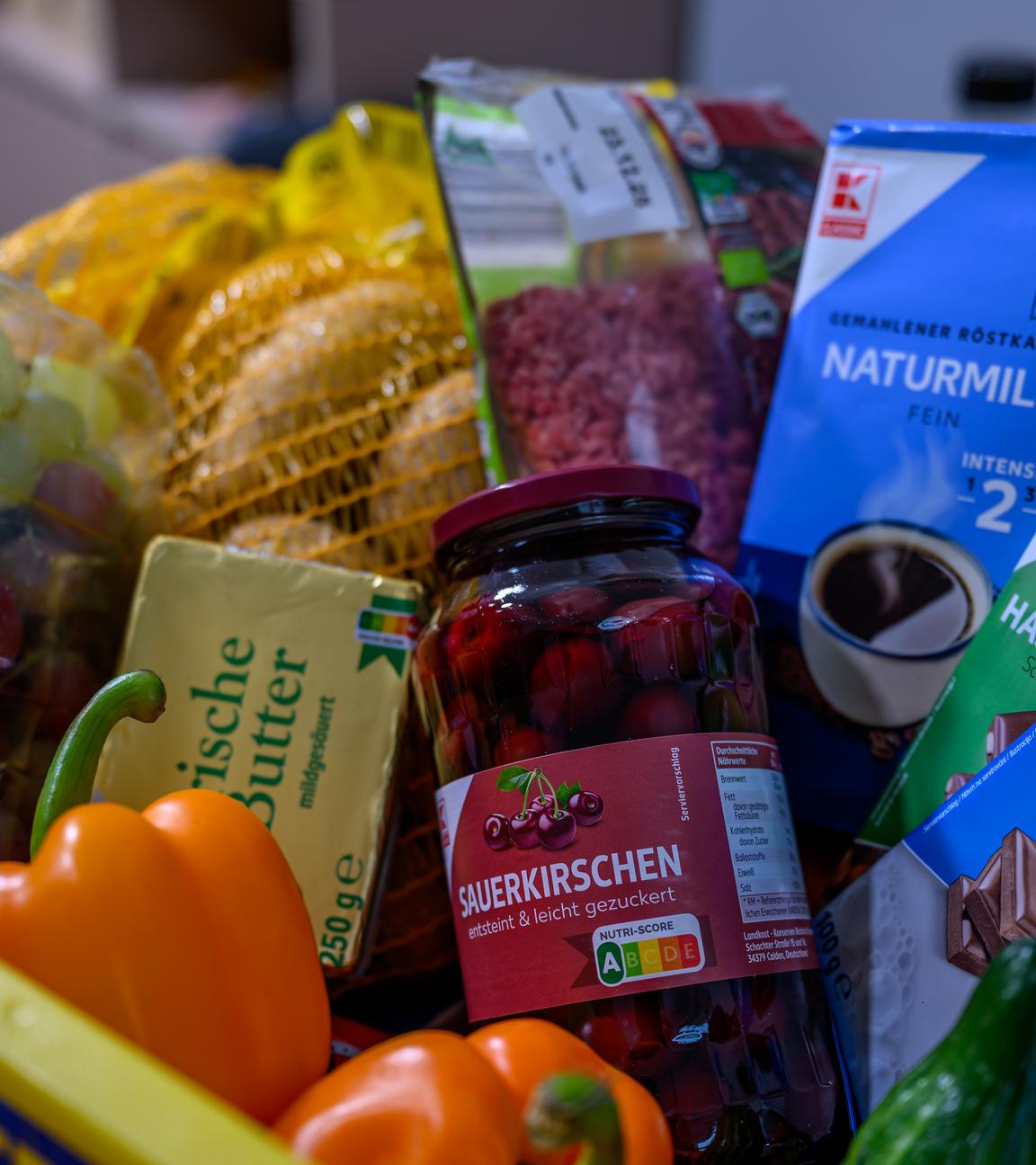 Verschiedene Lebensmittel liegen in einer Einkaufskiste.