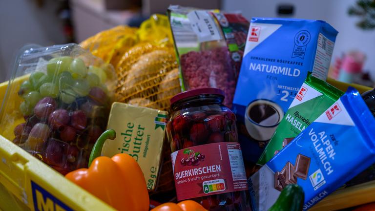 Verschiedene Lebensmittel liegen in einer Einkaufskiste.