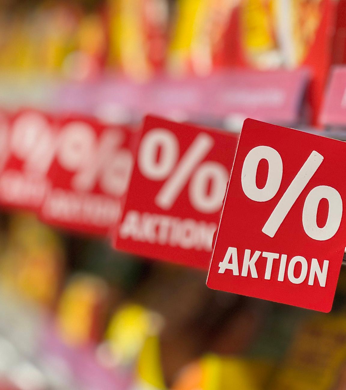 Sonderangebotszeichen in einem deutschen Supermarkt am 18.06.2025.