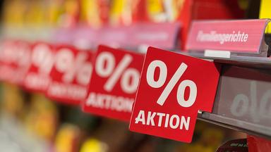 Sonderangebotszeichen in einem deutschen Supermarkt am 18.06.2025.