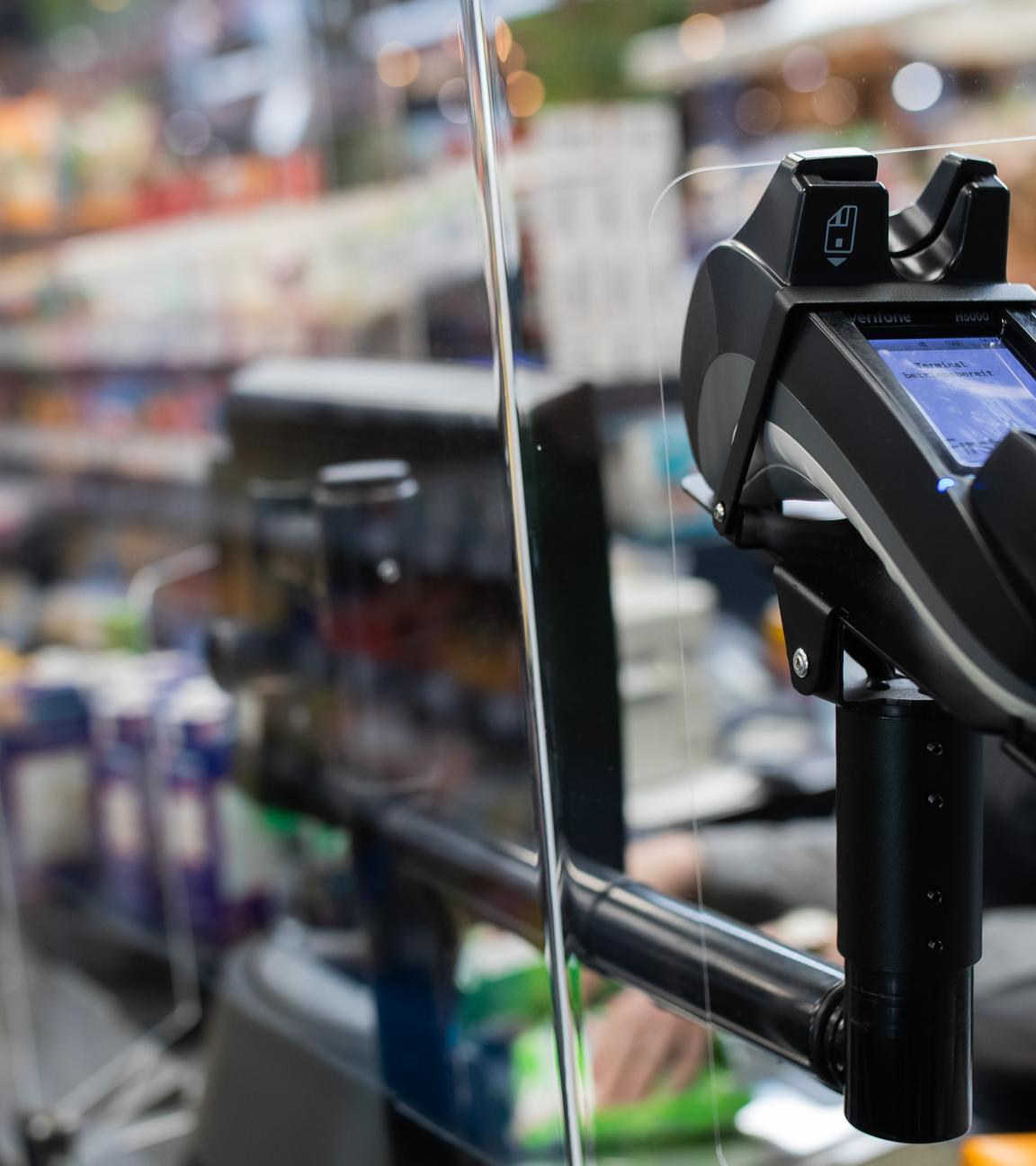 25.03.2020, Baden-Württemberg, Göppingen: Ein EC-Kartengerät steht an einer Kasse in einem Supermarkt.