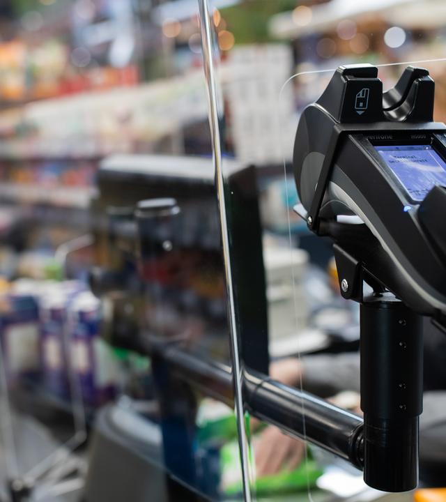 25.03.2020, Baden-Württemberg, Göppingen: Ein EC-Kartengerät steht an einer Kasse in einem Supermarkt.