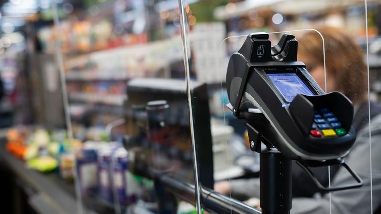 25.03.2020, Baden-Württemberg, Göppingen: Ein EC-Kartengerät steht an einer Kasse in einem Supermarkt.