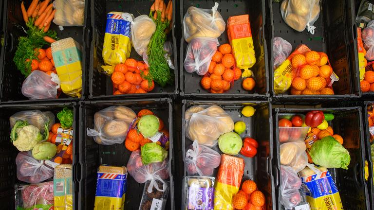 Tafel der AWO in Schönebeck, Lebensmittel in Körben.