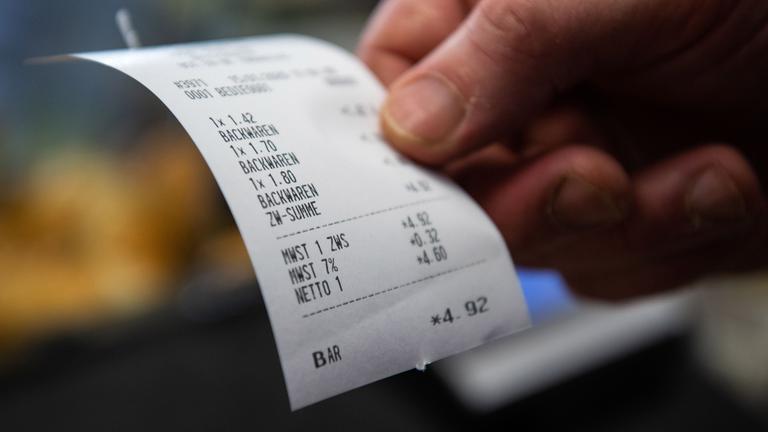 Symbolbild: person haelt kassenzettel