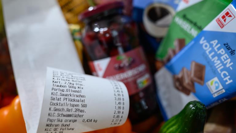 Es sind Lebensmittelprodukte und ein Kassenzettel zu sehen.