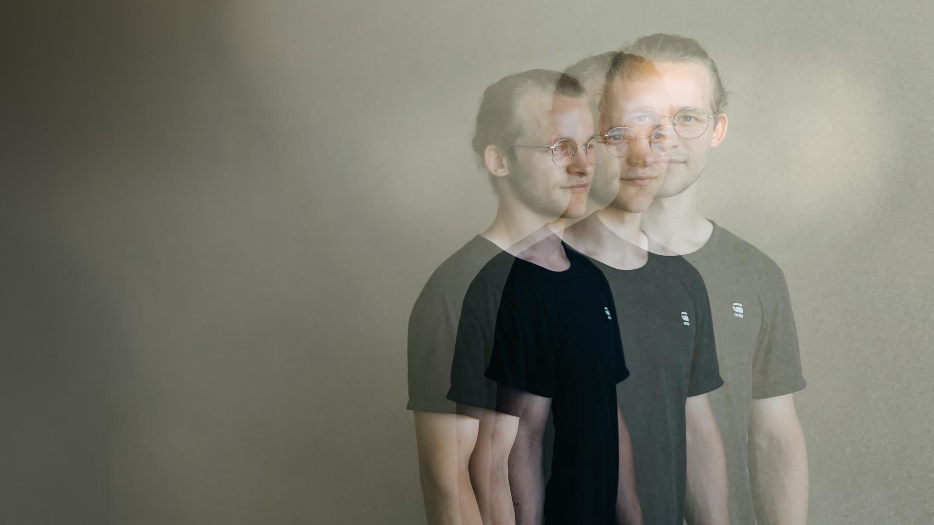 Collage mit Mehrfachbelichtung: Arthur (23) steht vor einer Wand.