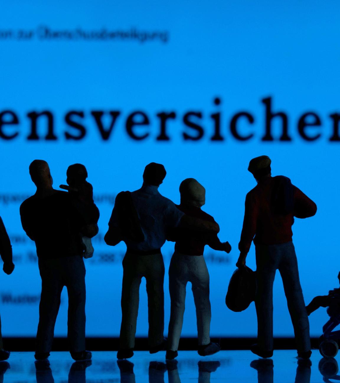 Modellfiguren stehen vor einem blau leuchtendem Display mit der Aufschrift "Lebensversicherung".