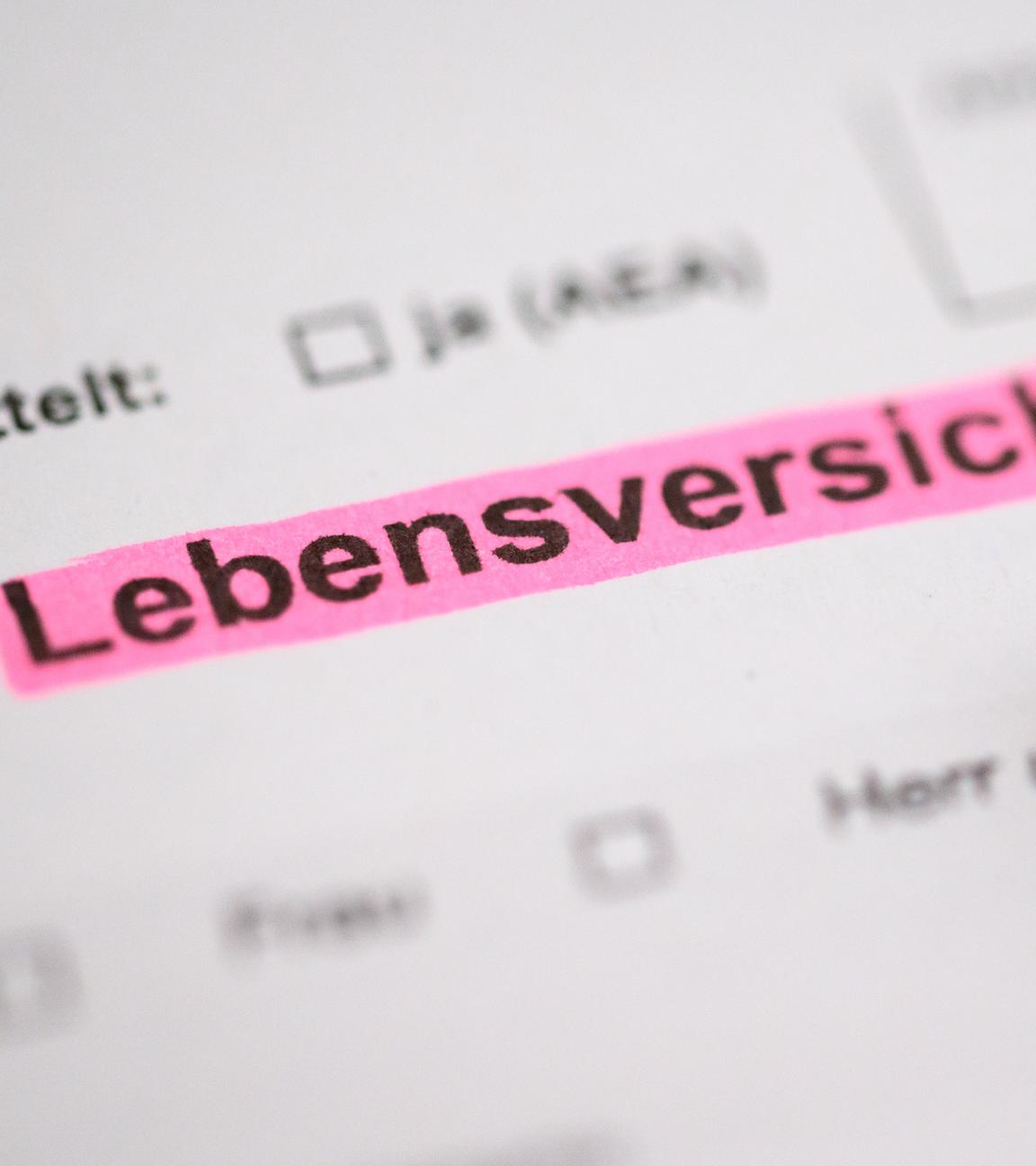 Ein Kugelschreiber liegt auf einem Antrag zum Abschließen einer Lebensversicherung.