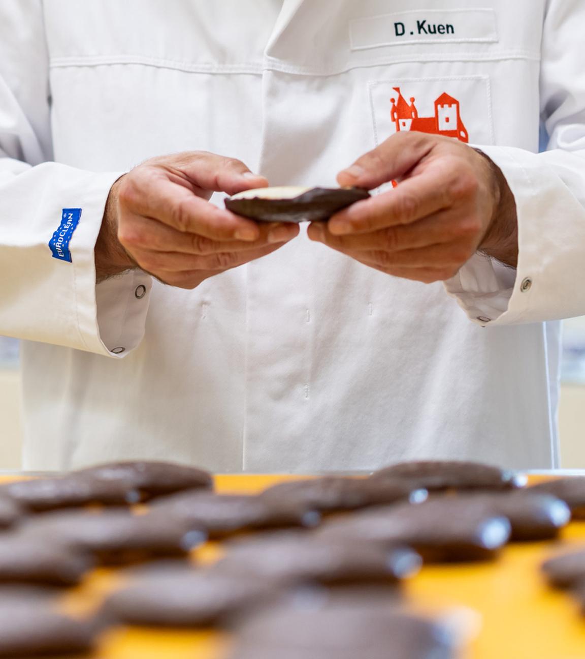  Dirk Kuen, Betriebsleiter bei Lebkuchen Schmidt, prüft stichprobenartig die Qualität frisch gebackener Lebkuchen in der Produktion des Lebkuchenherstellers. Aufgenommen am 29.07.2025