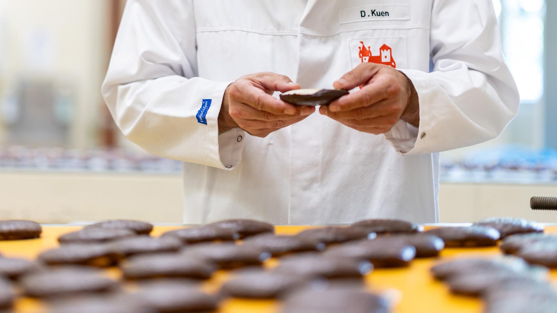  Dirk Kuen, Betriebsleiter bei Lebkuchen Schmidt, prüft stichprobenartig die Qualität frisch gebackener Lebkuchen in der Produktion des Lebkuchenherstellers. Aufgenommen am 29.07.2025
