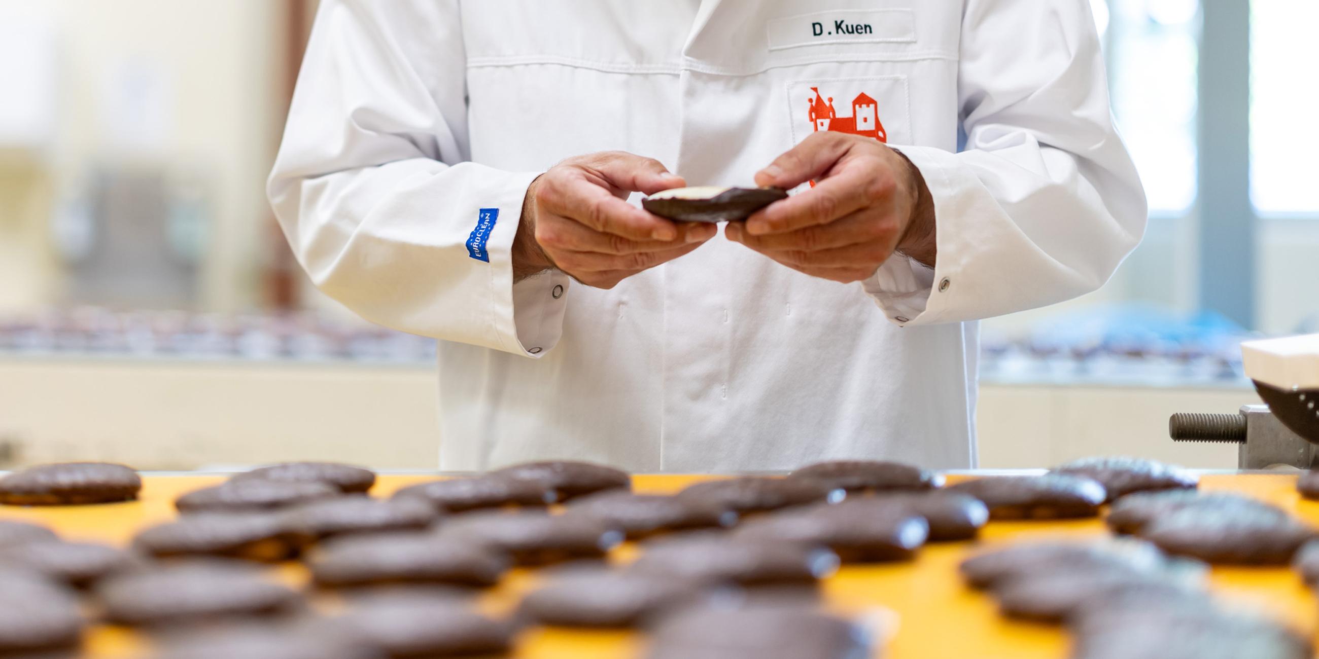  Dirk Kuen, Betriebsleiter bei Lebkuchen Schmidt, prüft stichprobenartig die Qualität frisch gebackener Lebkuchen in der Produktion des Lebkuchenherstellers. Aufgenommen am 29.07.2025