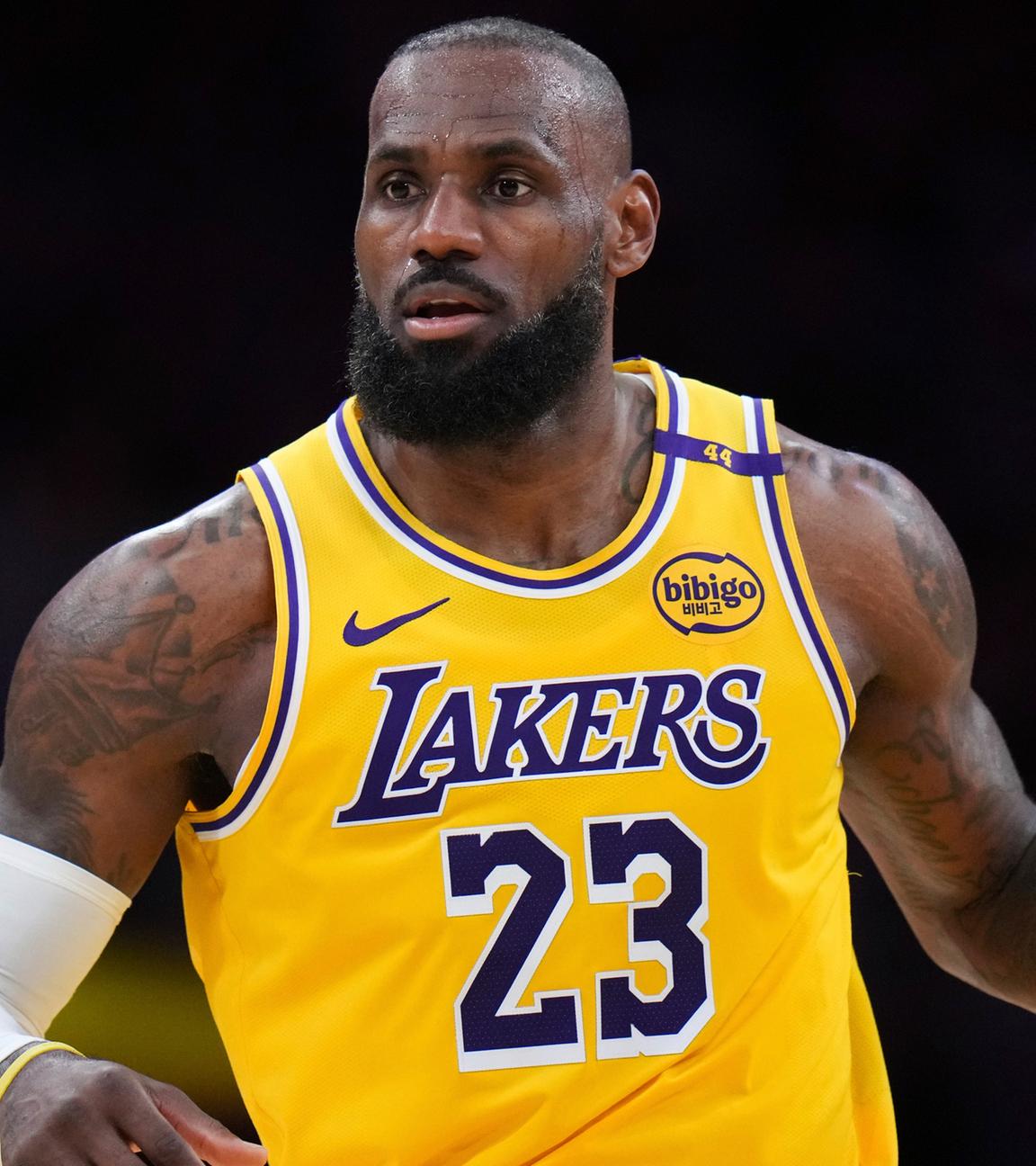 LeBron James (23) von den Los Angeles Lakers dribbelt während der zweiten Hälfte eines NBA-Basketballspiels gegen die New Orleans Pelicans, aufgenommen am 04.03.2025