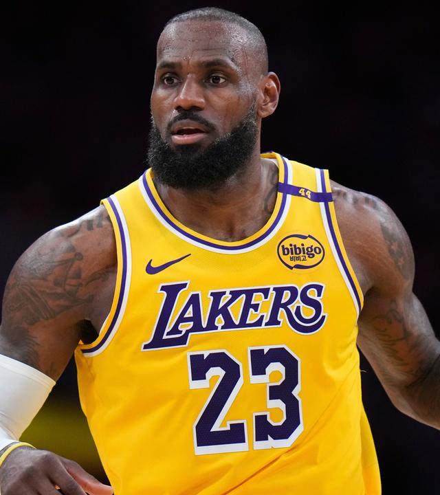 LeBron James (23) von den Los Angeles Lakers dribbelt während der zweiten Hälfte eines NBA-Basketballspiels gegen die New Orleans Pelicans, aufgenommen am 04.03.2025
