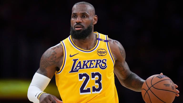 LeBron James (23) von den Los Angeles Lakers dribbelt während der zweiten Hälfte eines NBA-Basketballspiels gegen die New Orleans Pelicans, aufgenommen am 04.03.2025