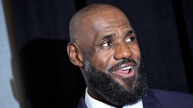 LeBron James lacht. 
