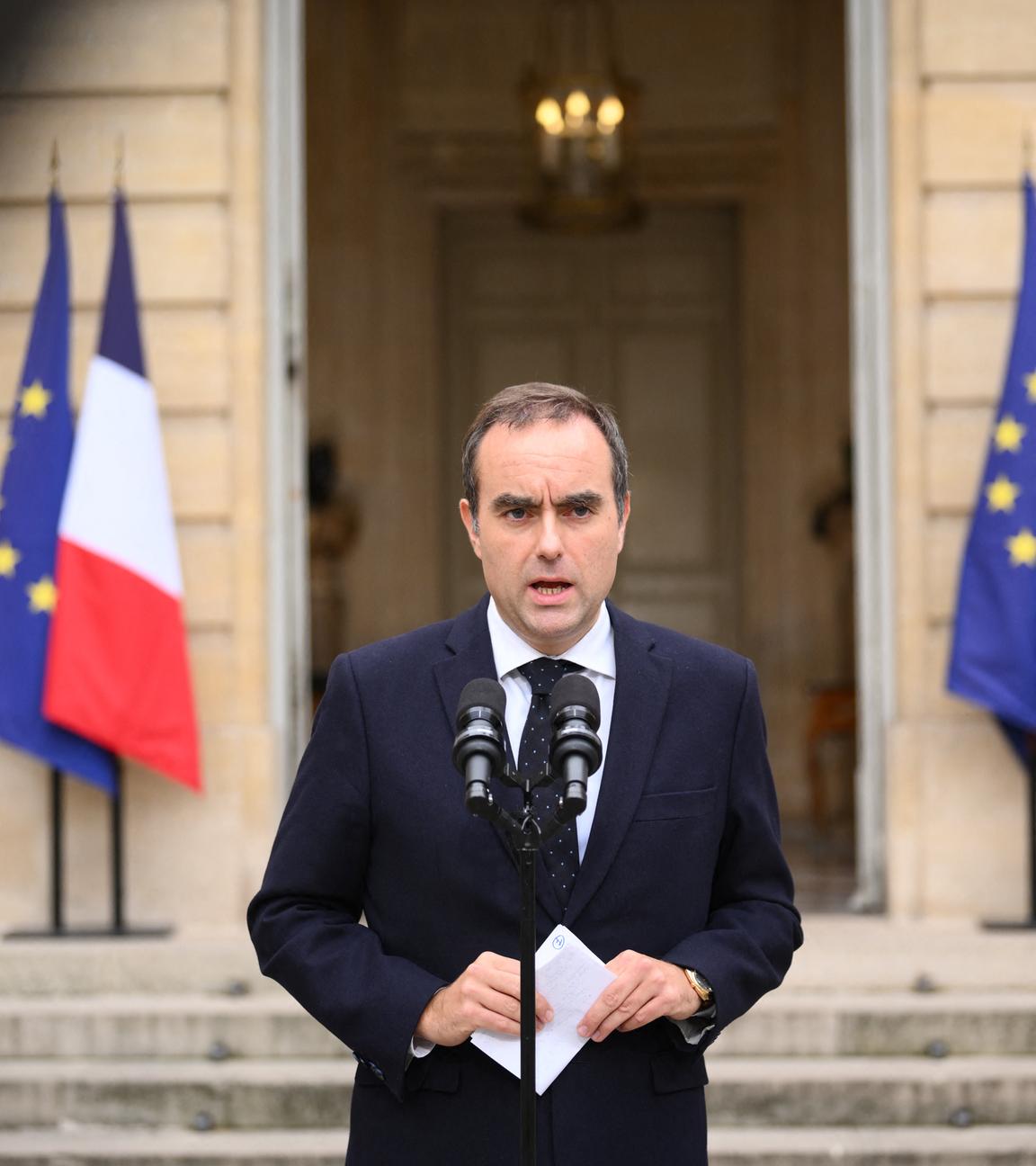 Der scheidende französische Premierminister Sébastien Lecornu während einer Erklärung, nachdem er heute Morgen dem französischen Präsidenten den Rücktritt seiner Regierung vorgelegt hatte.