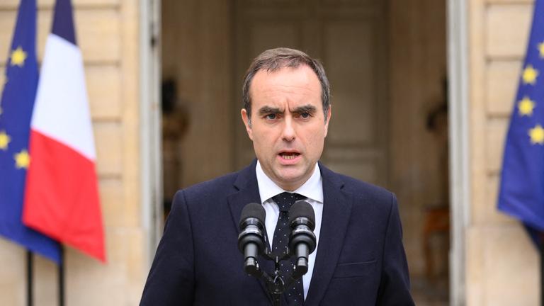 Der scheidende französische Premierminister Sébastien Lecornu während einer Erklärung, nachdem er heute Morgen dem französischen Präsidenten den Rücktritt seiner Regierung vorgelegt hatte.