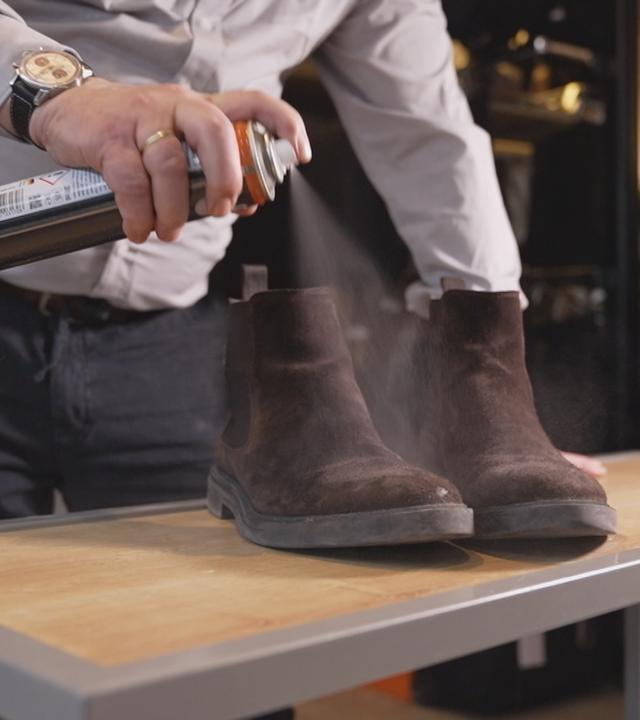 Lederschuhe die eingesprüht werden 