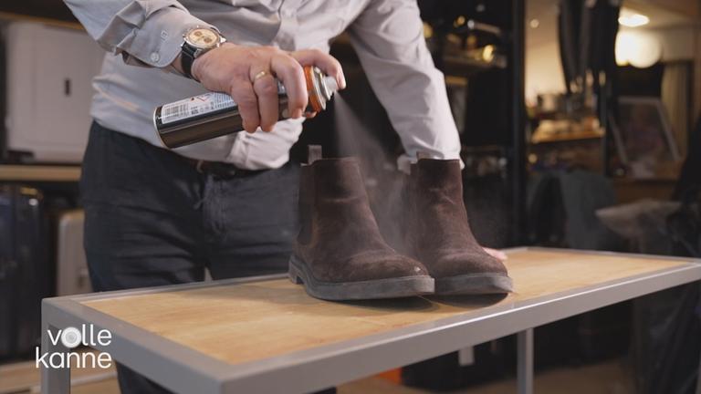 Lederschuhe die eingesprüht werden 