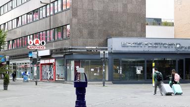 25.04.2024, Berlin - Deutschland. Blick in die Wilmersdorfer Straße in Charlottenburg, die ein oder andere Ladenfläche steht leer.