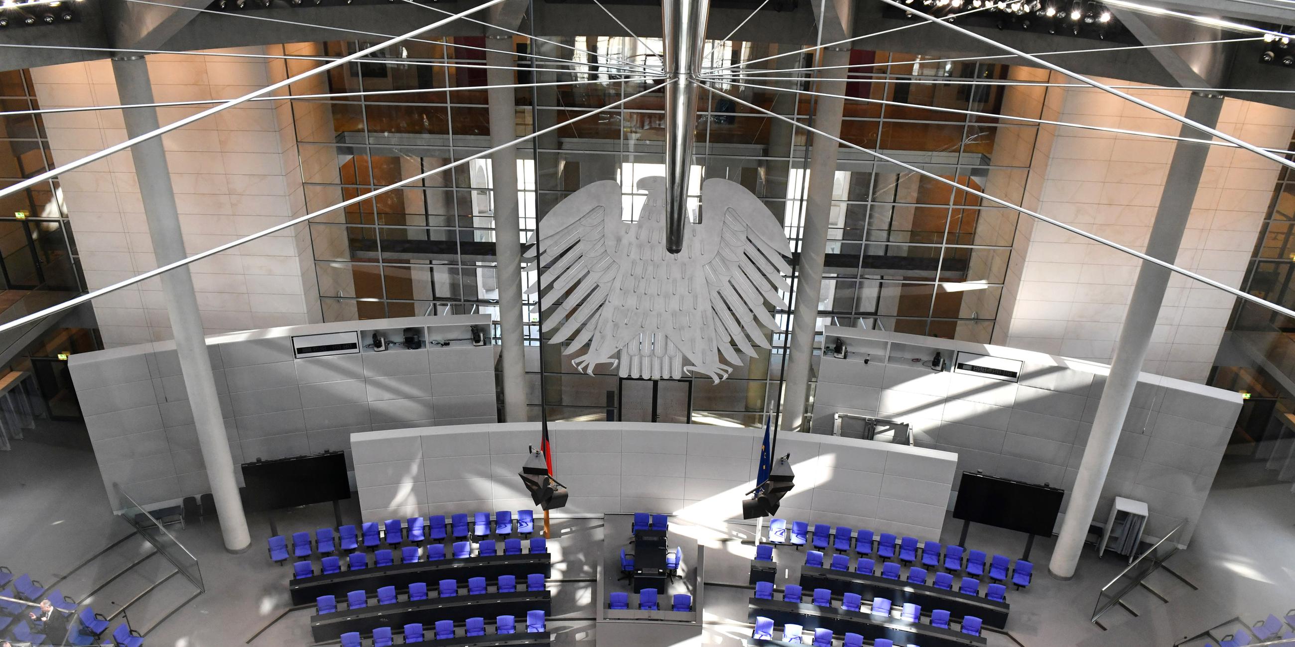 Leere Regierungsbank im Bundestag