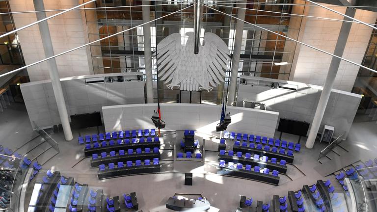 Leere Regierungsbank im Bundestag