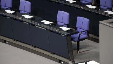 Leere Regierungsbank im Bundestag