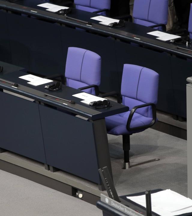 Leere Regierungsbank im Bundestag