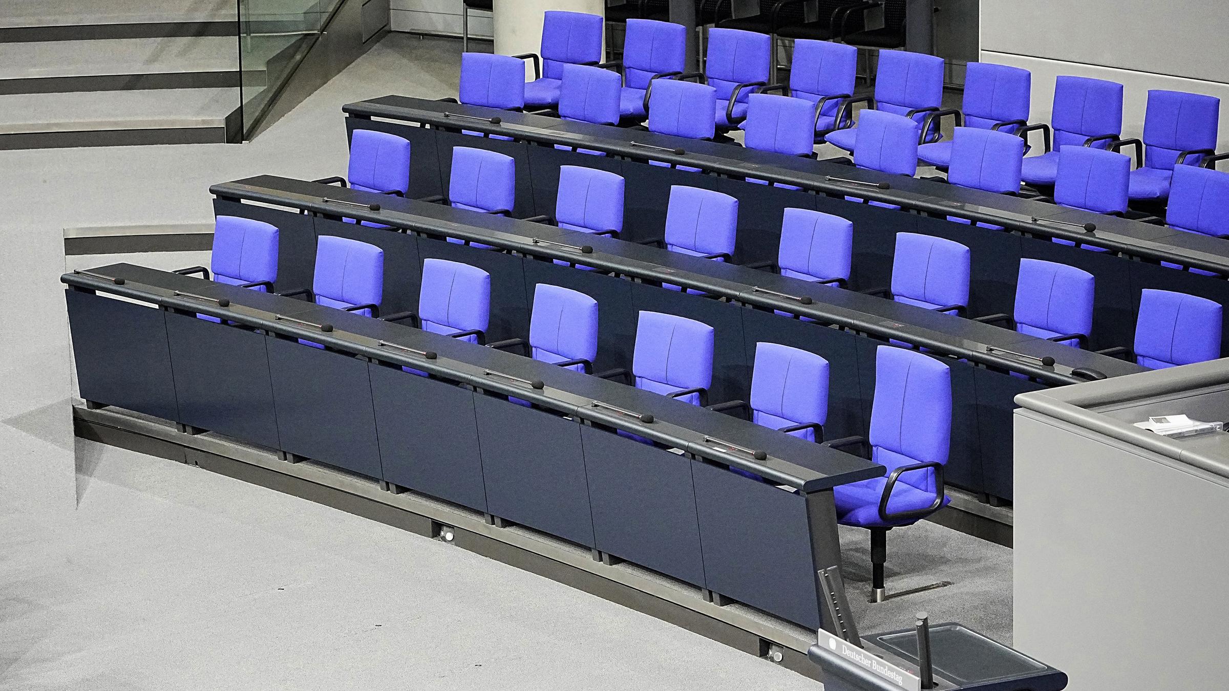 Leere Regierungsbank im Bundestag